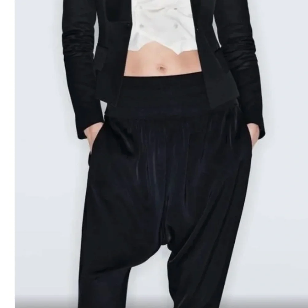 ZARA TUXEDO PANTS ZW COLLECTION
BLACK. SIZE MEDIUM - Picture 2 of 7